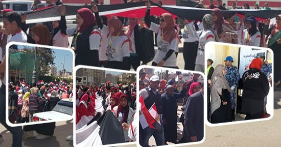 صور.. "عرس وحشد وكرنفالات" شعار اليوم الثانى بالانتخابات.. مسن يدلى بصوته بكفر الشيخ: فرق كبير بين مصر منذ 4 سنوات والآن.. ووالد شهيد بالدقهلية: كله علشان مصر.. وطلاب المنصورة: "قف بطابور الناخبين بدل اللاجئين"