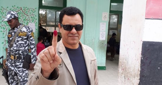 صور..حسين يوسف يدلى بصوته فى الانتخابات ويؤكد : واجب وطنى لايجب التقاعس عنه