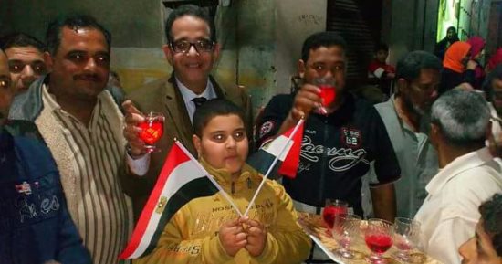 صور.. توزيع الشربات على أهالى قرية ميت فارس أمام اللجان بالدقهلية 