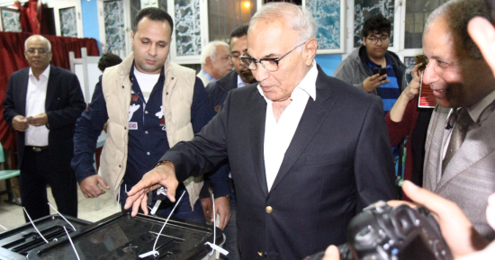فيديو وصور.. أحمد شفيق يدلى بصوته فى الانتخابات الرئاسية بالتجمع الخامس.. المرشح الرئاسى السابق يحضر وسط حراسة خاصة لعشر دقائق.. ويرفض الحديث لوسائل الإعلام.. ويؤكد: "إحنا فى واجب وطنى مش وقت تصريحات"