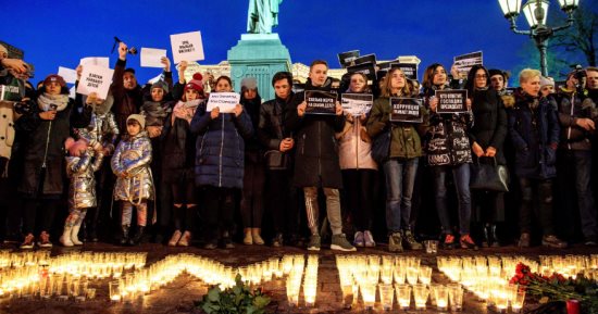صور.. وقفة بالشموع والورود تأبينا لضحايا حادث حريق مركز تجارى فى روسيا