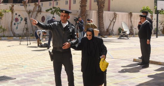 محافظ الإسكندرية: المصريون يصرون على حقهم الدستورى والانتخابات تتم بنزاهة