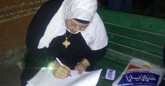 صور.. قاض يخرج باستمارة التصويت لمسنة خارج اللجنة فى بولاق