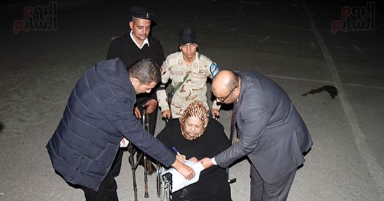 رئيس لجنة بمصر الجديدة يخرج باستمارة التصويت لمسنة خارج اللجنة "صور" 