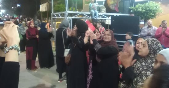 صور.. سيدات يهتفن أمام اللجان "السيسي يابلاش واحد غيره ما ينفعناش"