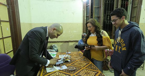 الفنانة انتصار تغادر لجنة قصر الدوبارة دون تصويت لعدم وجود بياناتها بالكشوف (صور)