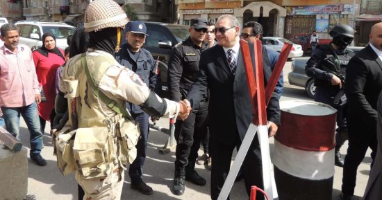 مدير أمن السويس يتفقد قوات التأمين فى اليوم الثانى للانتخابات