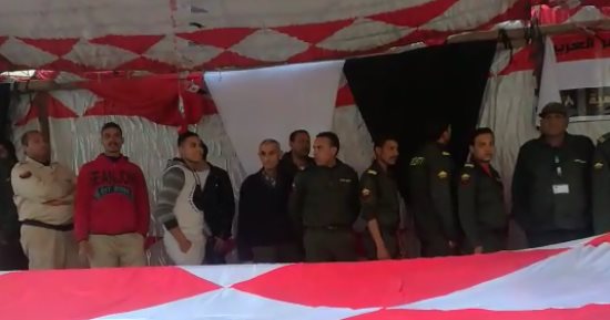 فيديو.. احتشاد الناخبين أمام لجنة الجامعة العمالية مع بدء التصويت