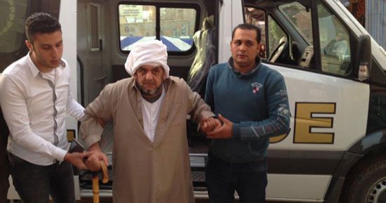 صور.. مدير أمن كفر الشيخ يرسل سيارة خاصة لمسن قبل غلق باب التصويت