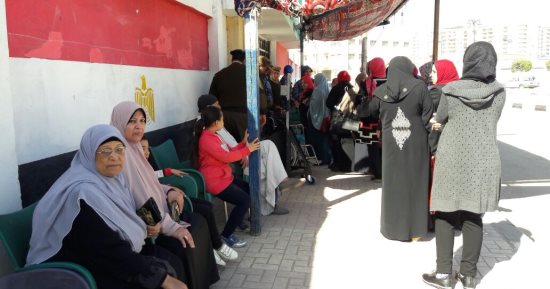 صور.. توافد الأهالى على اللجان الانتخابية فى اليوم الثانى بالبحيرة