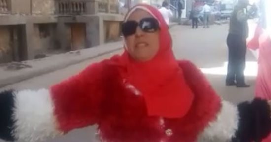 فيديو.. سيدة ترتدى ملابس بألوان علم مصر تناشد المواطنين النزول للتصويت بشبرا