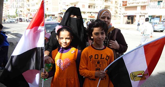 صور.. أطفال الشيخ زايد يشاركون فى العرس الديمقراطى بأعلام مصر