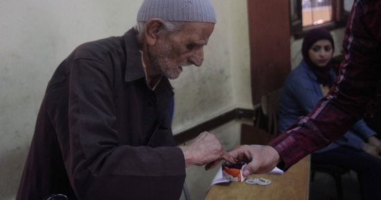 صور.. كبار السن والسيدات يتصدرون المشهد فى ثانى أيام الانتخابات بالهرم 