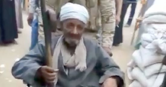 شاهد.. إصرار مُعمّر فى قنا عُمره 103 سنوات على المشاركة بانتخابات الرئاسة