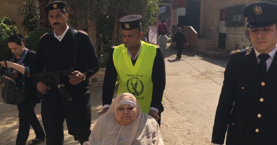 صور.. الشرطة تساعد مسنة مريضة وتنقلها إلى لجنتها بروض الفرج