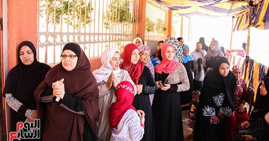 صور.. طوابير انتخابية وزحام شديد فى لجنة مدرسة "تحيا مصر" بالأسمرات