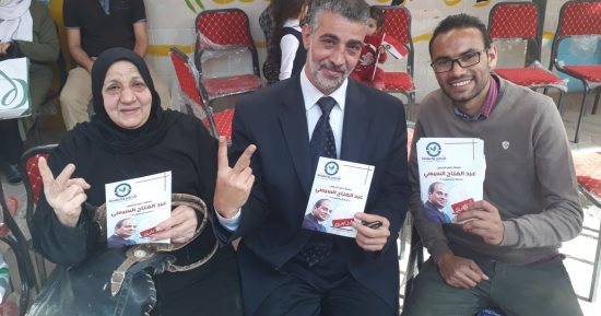 صور.. الناخبون يرفعون صورة السيسى أمام مقار لجان بالزيتون