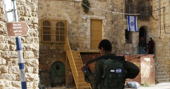 مستوطنون إسرائيليون يستهدفون المركبات بزجاجات حارقة شمال نابلس