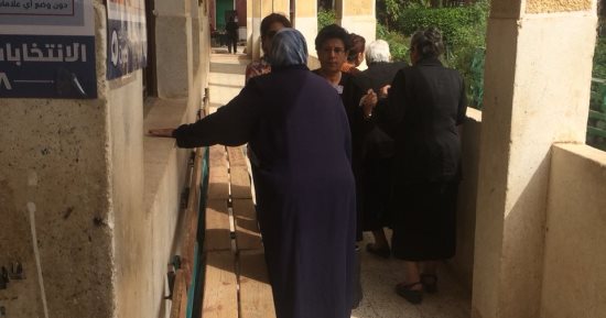 صور.. توافد الناخبات على التصويت بلجان أسيوط