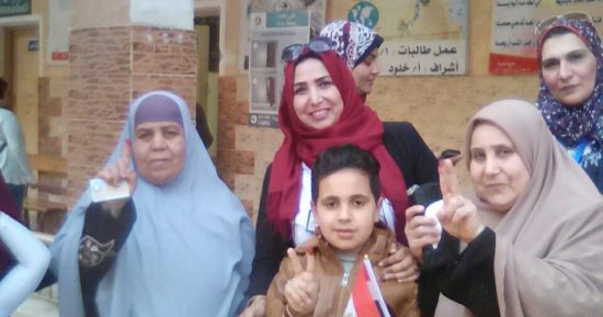 صور.. توافد السيدات على اللجان الانتخابيه بكفر الزيات