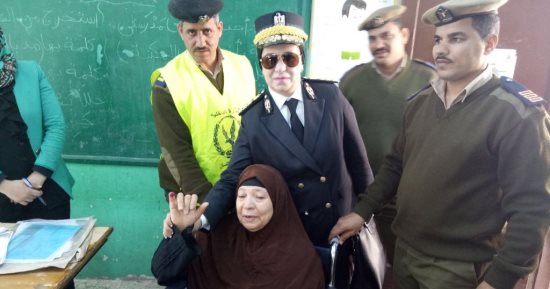 فيديو وصور.. قوات الشرطة بالقليوبية تساعد مسنة للإدلاء بصوتها فى الانتخابات 