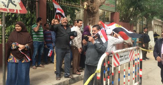 صور.. الأغانى الوطنية تلهب حماس المشاركين بالانتخابات أمام اللجان بأسيوط