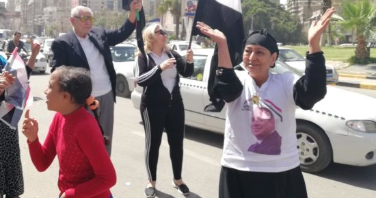 علماء النفس يؤكدون: الاحتفال أمام اللجان الانتخابية بهجة وتعبير عن الحرية