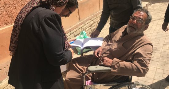 صور.. رئيس لجنة بإمبابة يساعد مسنا للإدلاء بصوته فى الانتخابات