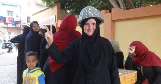 فيديو..مسنة ترتدى خوذة الجيش بالأقصر.. وتهتف: "ربنا يخليلنا السيسى"