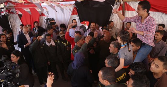 تصوير.. أهالى مدينة نصر يتوافدون على اللجان الانتخابية بأعلام مصر