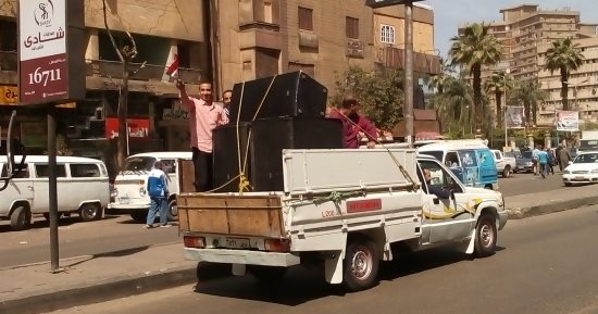 بالصور.. سيارات تجوب شوارع الجيزة لحث المواطنين على المشاركة بالانتخابات