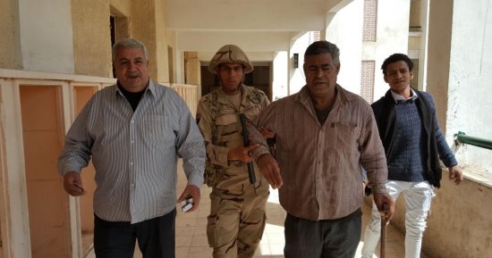 صور.. قوات الجيش والشرطة تساعد كبار السن للإدلاء بأصواتهم بلجان شبرا الخيمة