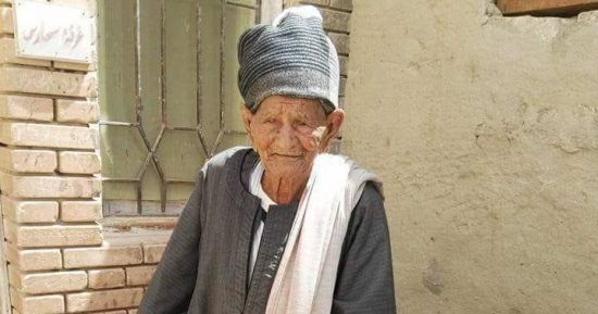 معمر سوهاجى يتجاوز القرن من الزمان يدلى بصوته فى انتخابات الرئاسة.. صور