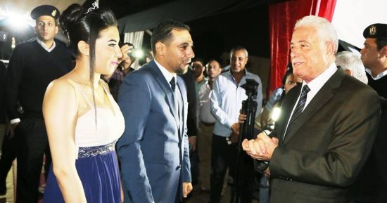 محافظ جنوب سيناء يلتقى بعريس وعروس أصرا على المشاركة بالانتخابات قبل الزفاف