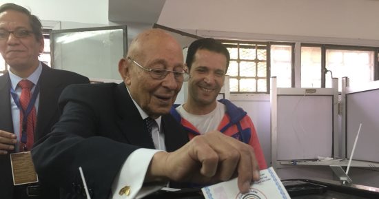صور.. استقبال رئيس "قومى حقوق الإنسان" فى لجنة الانتخابات بهتاف "تحيا مصر"