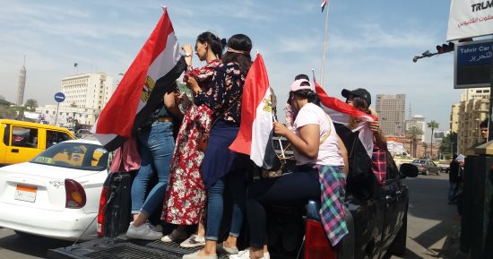 السيارات تجوب ميدان التحرير بالأغانى الوطنية لحث المواطنين على المشاركة