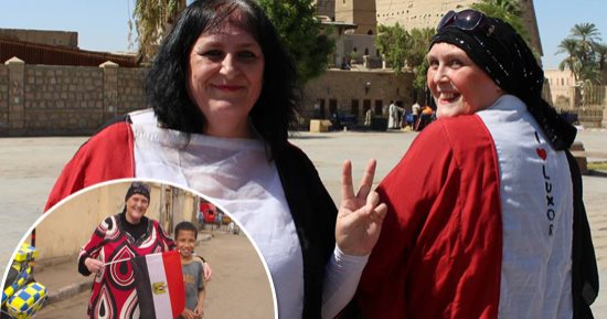 صور.."تيريزا وباربرا" ملحمة بريطانية لدعم انتخابات الرئاسة من قلب الأقصر.. تيريزا تجوب اللجان: تحيا ماما مصر للأبد ومن لم يصوت يخسر حقه فى الشكوى.. وشقيقتها: سنظهر للعالم الوجه الحقيقى وليس فضلات الإعلام الدولى