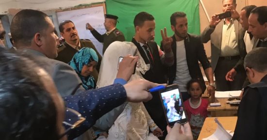 صور.. "عريس وعروسة" يشاركان فى الانتخابات الرئاسية بالمنيا