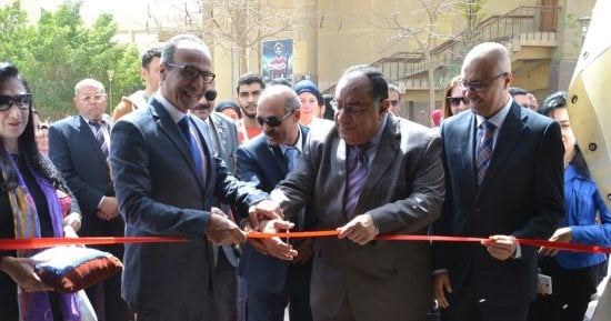 صور.. هيثم الحاج على  يفتتح معرضا للكتاب فى جامعة حلوان
