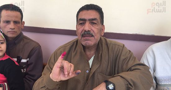 صور .. كفيف يصر على التصويت و معمر يشارك فى الانتخابات