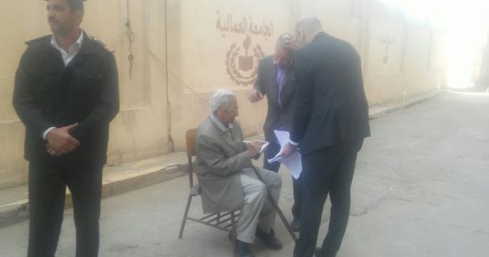 قاضٍ بالجامعة العمالية يخرج باستمارة التصويت لمسن خارج اللجنة