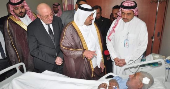 نائب أمير منطقة الرياض يطمئن على حالة مصابى شظايا الصواريخ الباليستية
