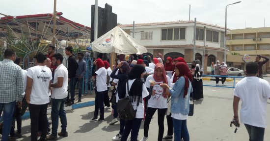 طلاب "تربية الغردقة" يحتشدون أمام اللجان لحث المواطنين على المشاركة بالانتخابات