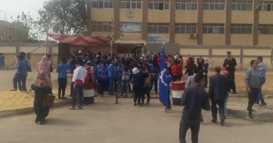 فيديو.. مواطنون يستقبلون محافظ السويس فى اللجان الانتخابية بأعلام مصر