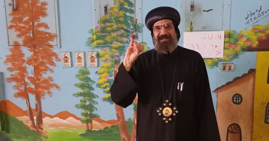 أسقف عام شبرا يدلى بصوته فى انتخابات الرئاسة
