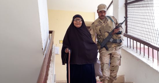 صور.. قوات تأمين الانتخابات تساعد كبار السن بأرض اللواء للإدلاء بأصواتهم