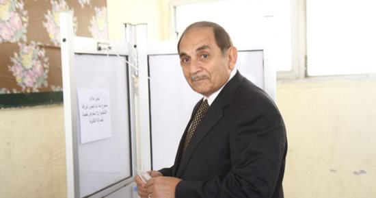 صور.. وزير الإنتاج الحربى الأسبق  يدلى بصوته فى القاهرة التجريبية بالتجمع
