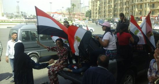فتيات ومسنات يحتفلن بانتخابات الرئاسة على الأغانى الوطنية بميدان التحرير
