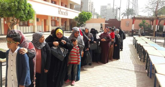 فيديو وصور .. طوابير السيدات على لجان الانتخابات بالفيوم