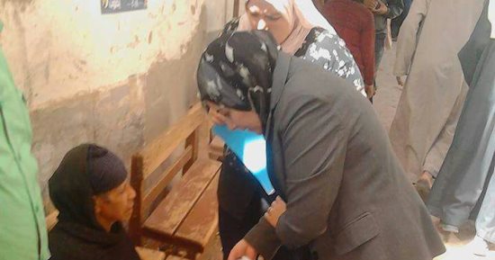 صور.. عضو هيئة نيابة تذهب لمسنة خارج اللجنة لتساعدها على التصويت بالغربية